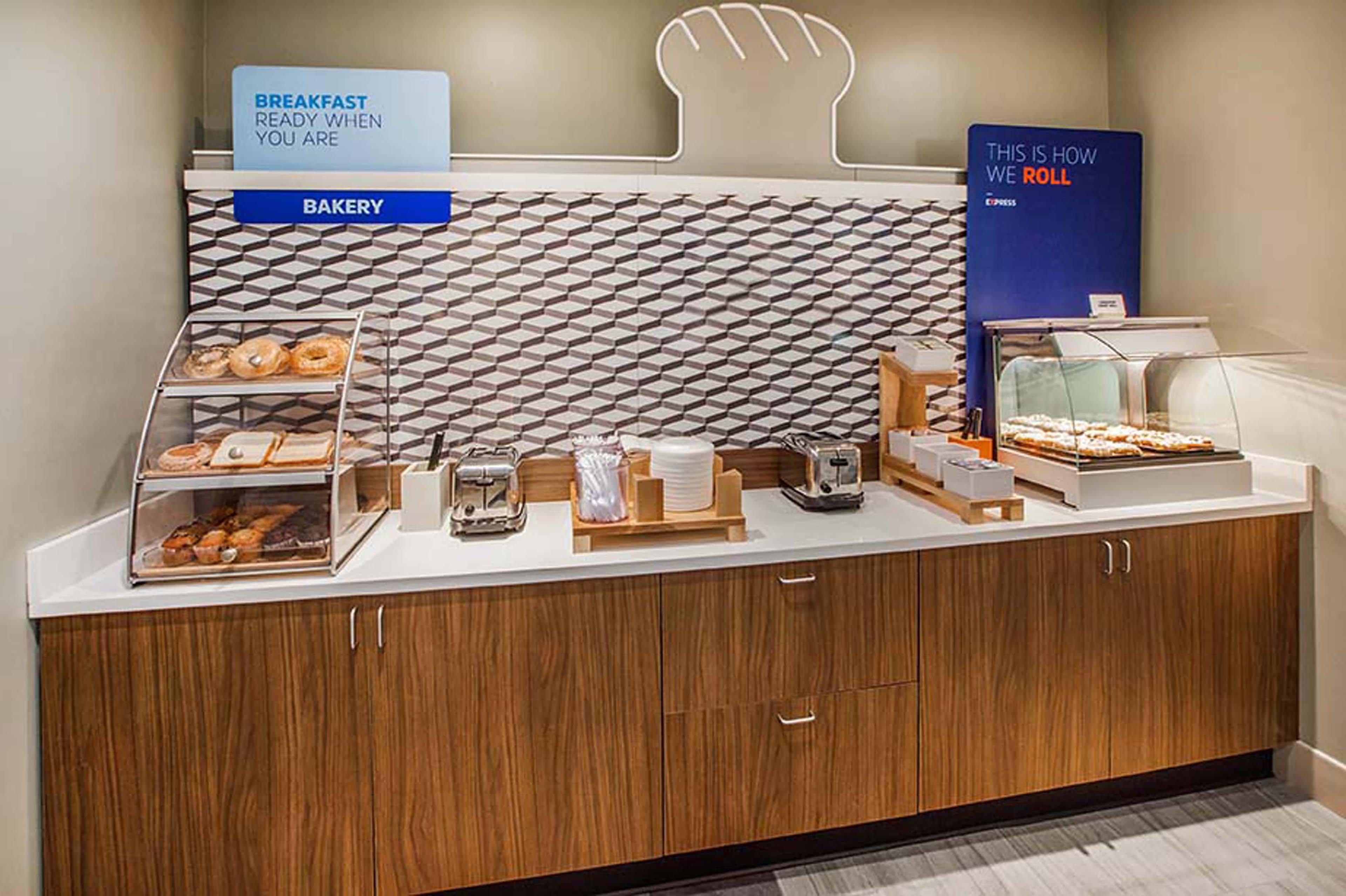 Holiday Inn Express Hotel & Suites London By Ihg Buitenkant foto