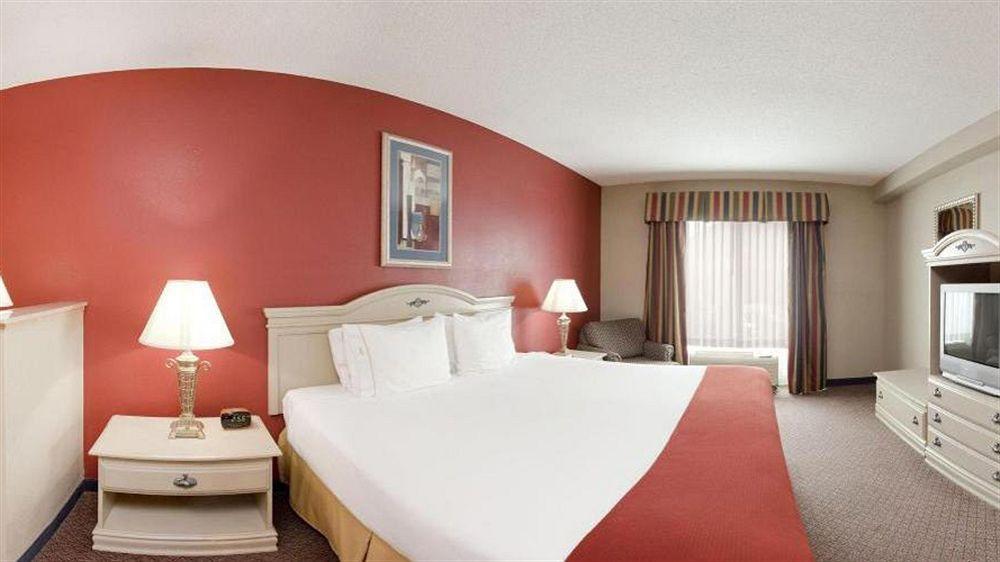 Holiday Inn Express Hotel & Suites London By Ihg Buitenkant foto