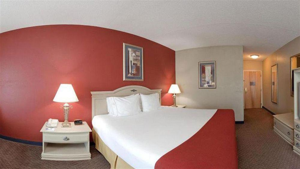 Holiday Inn Express Hotel & Suites London By Ihg Buitenkant foto