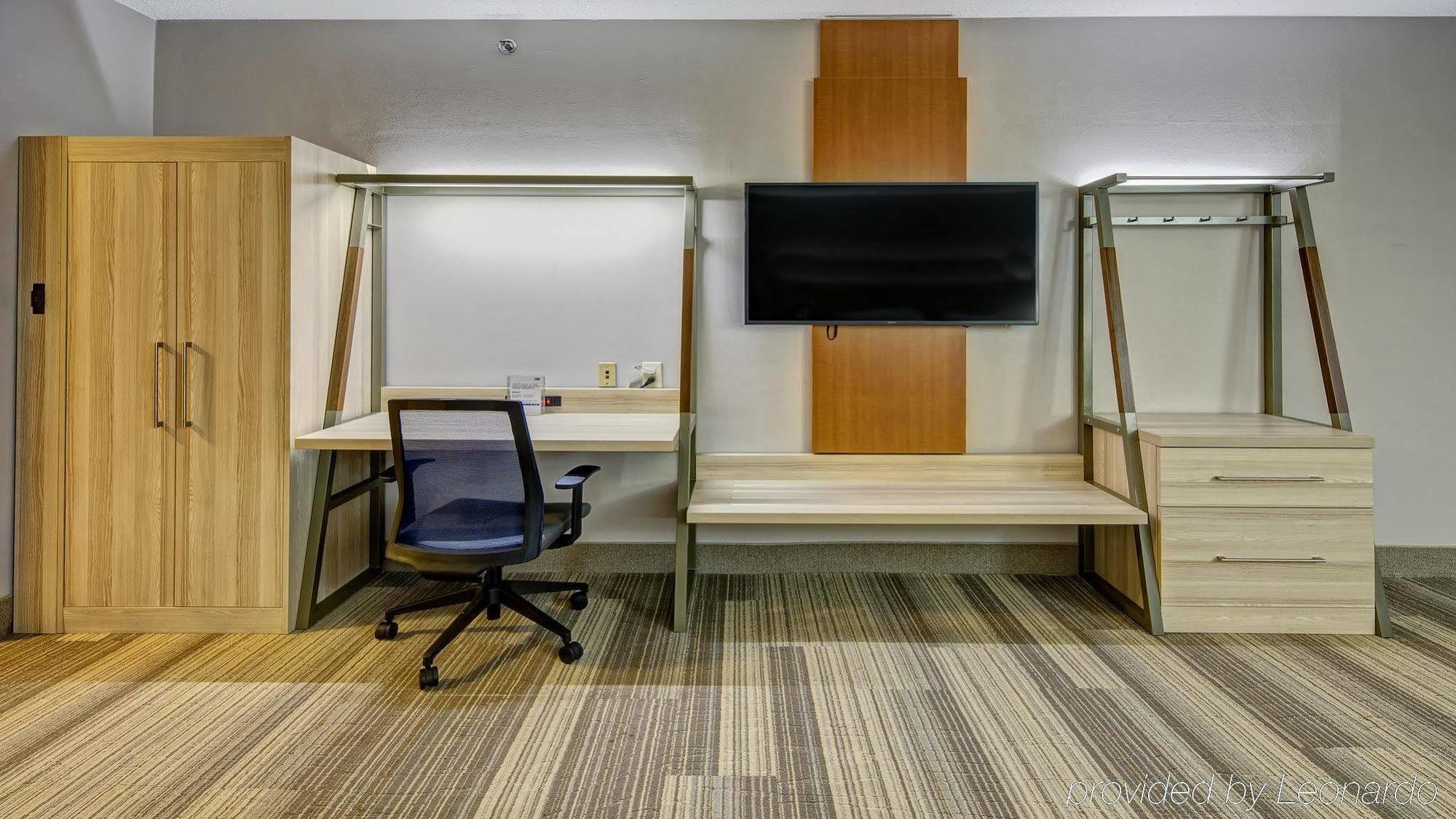 Holiday Inn Express Hotel & Suites London By Ihg Buitenkant foto