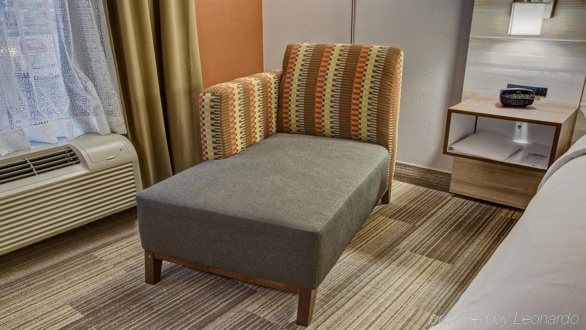 Holiday Inn Express Hotel & Suites London By Ihg Buitenkant foto